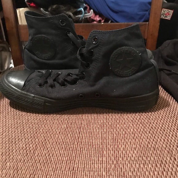 Black converse - Picture 2 of 3